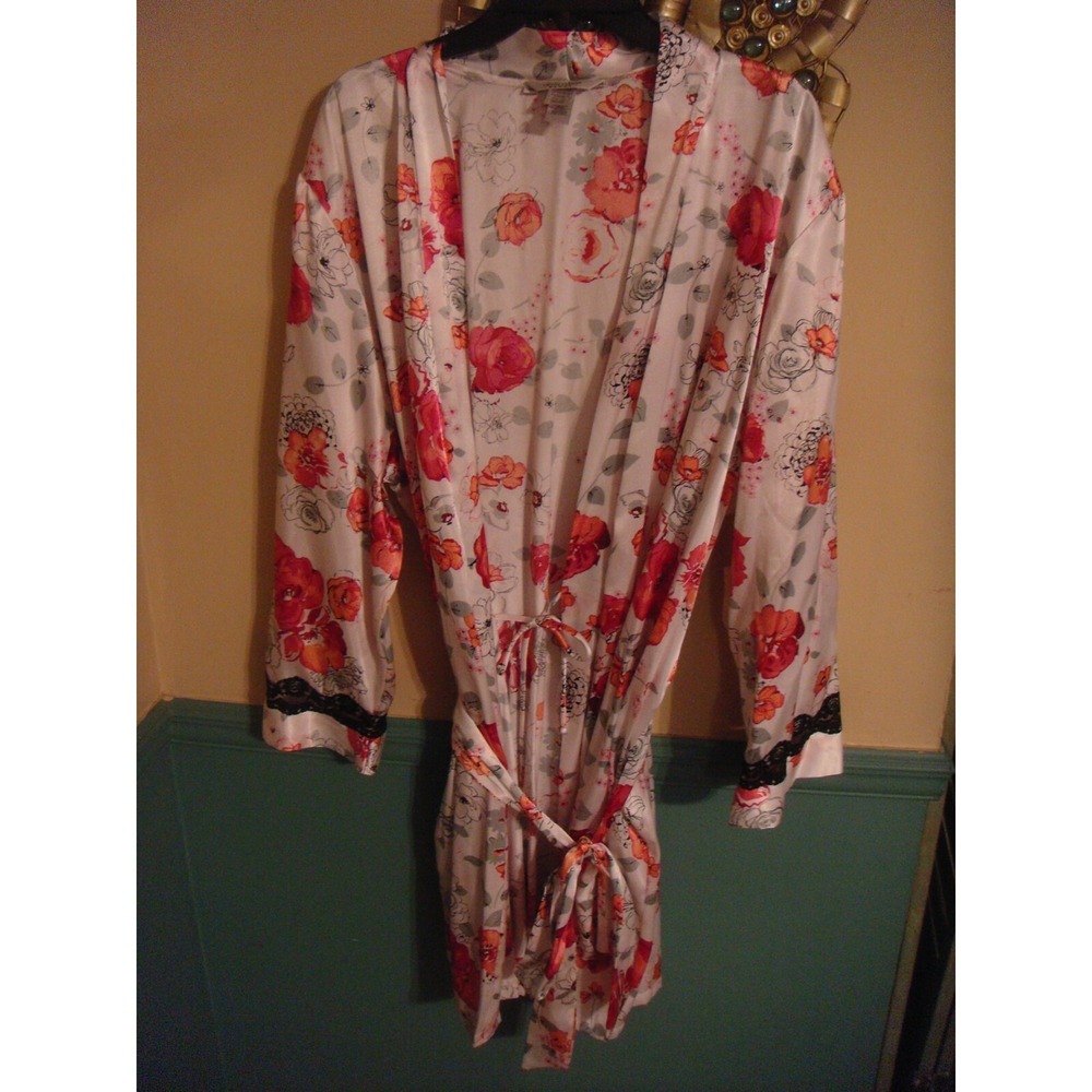 Delicates Woman 2X flower super cute robe with belt MSRP $32 NWT